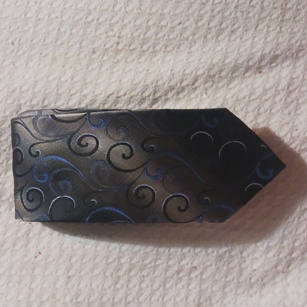 NWOT. Van Heusen Silk Tie.